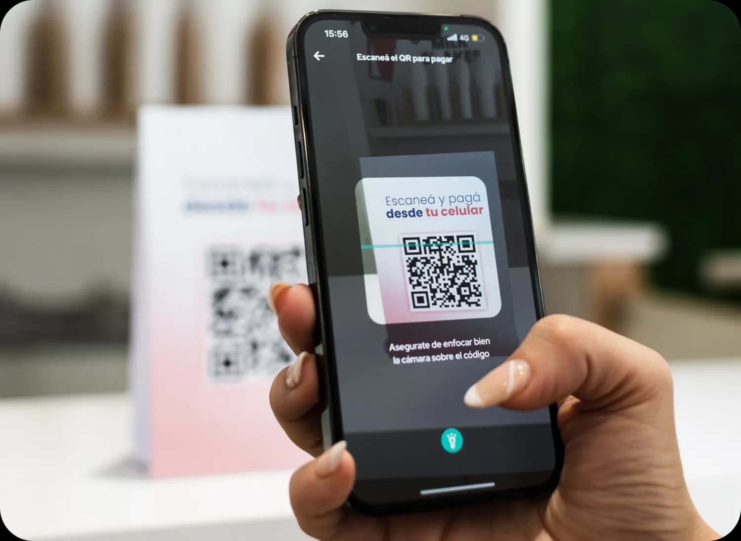 persona escaneando qr