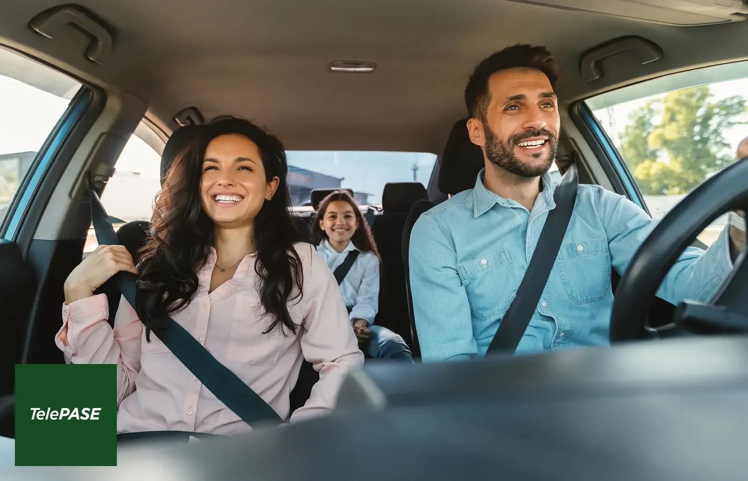 familia viajando en un auto