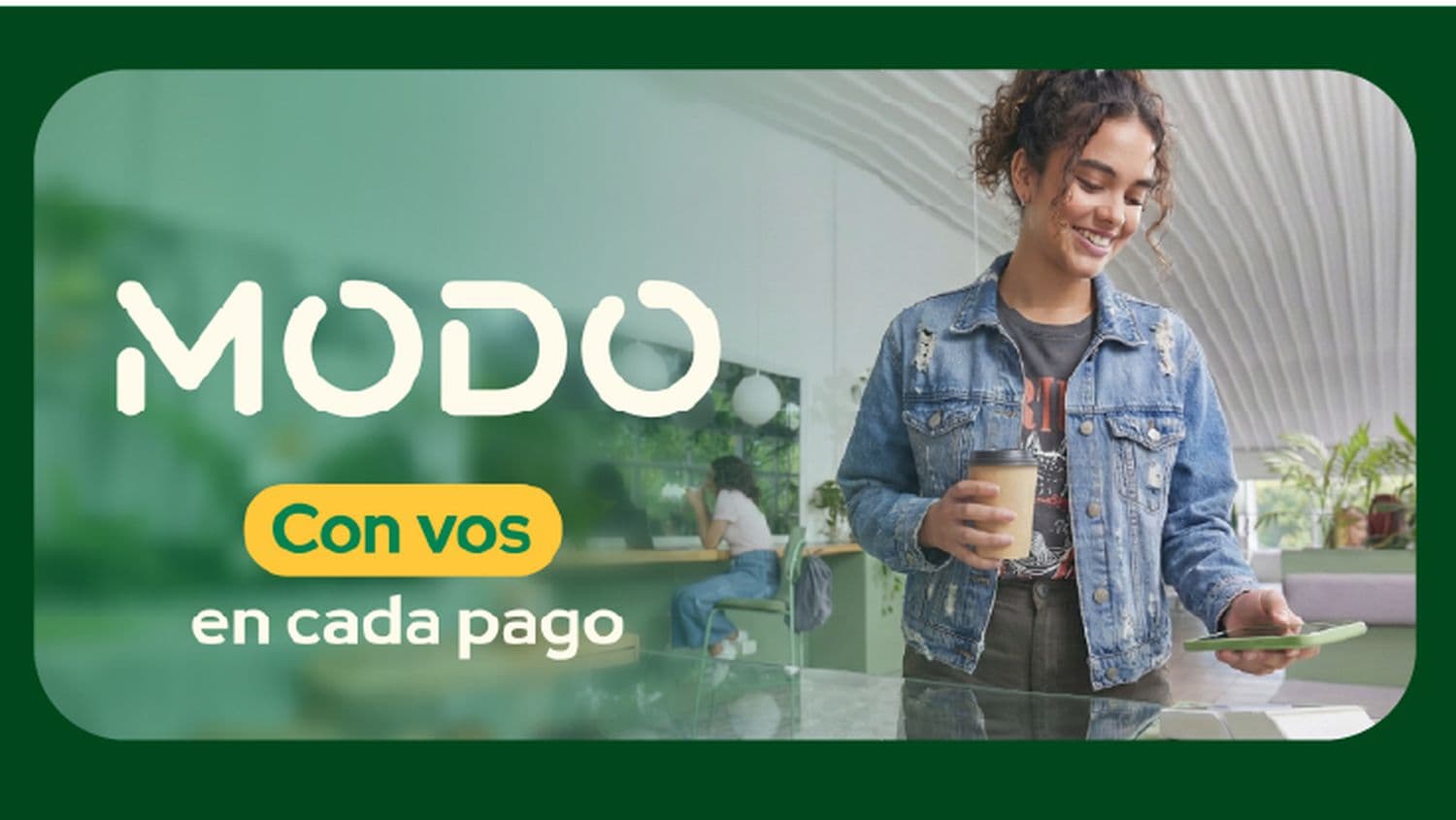 Mujer joven pagando con MODO en una cafetería. Texto MODO con vos en cada pago.