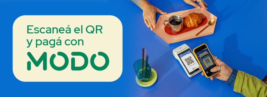 Persona escaneando con el celular el QR de una terminal de cobro, junto al texto "Escaneá el QR y pagá con MODO".