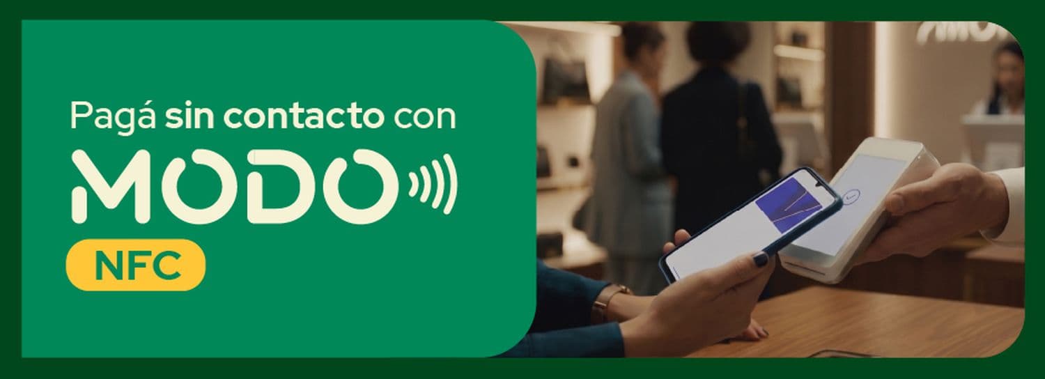 Persona pagando sin contacto acercando el celular a una terminal de cobro, junto al texto "Pagá sin contacto con MODO NFC".