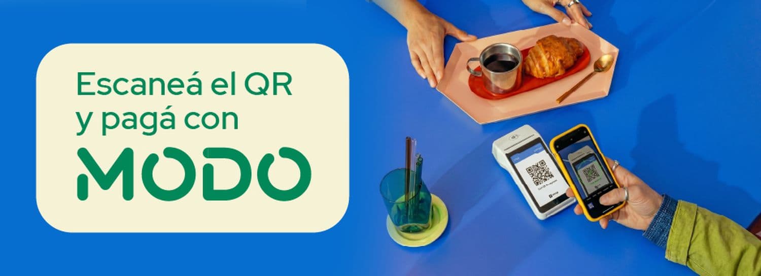 Persona escaneando con el celular el QR de una terminal de cobro, junto al texto "Escaneá el QR y pagá con MODO".